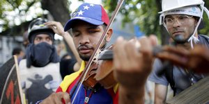 Ο βιολιστής- έμβλημα των διαδηλώσεων στη Βενεζουέλα (Φωτογραφία: AP/ Ariana Cubillos)