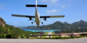 Αεροπλάνα κάνουν... κόντρες με αυτοκίνητα για να προσγειωθούν -Το πιο επικίνδυνο