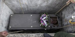 Το πιο μακάβριο φεστιβάλ -Εθαψαν ζωντανό άνθρωπο σε αναπαράσταση κηδείας [εικόνε