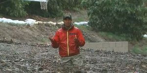 Ο ρεπόρτερ που το παράκανε -Χώθηκε μέσα στη λάσπη για τις ανάγκες της δουλειάς κ