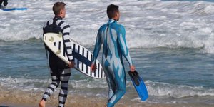 Νέο μαγιό κάνει «αόρατους» τους σέρφερ στους καρχαρίες [εικόνες & βίντεο]