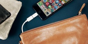 Το απόλυτο αξεσουάρ για τα κορίτσια της τεχνολογίας – Βραδινό τσαντάκι που φορτί