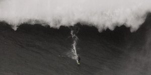 Σέρφερ έσωσε γυναίκα από πνιγμό και αμέσως μετά «τιθάσευσε» το μεγαλύτερο κύμα ό