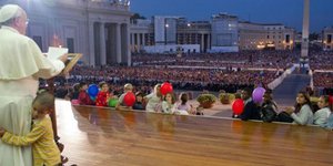 Mπόμπιρας έκλεψε την παράσταση από τον Πάπα- Τον άρπαξε από το πόδι και δεν έφευ