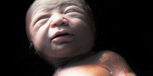 Η πρώτη ανάσα: Συγκλονιστικές φωτογραφίες καταγράφουν το θαύμα της γέννησης [εικ