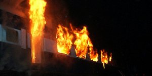 Φλεγόμενο τρένο έγινε παγίδα θανάτου για 26 Ινδούς -Κάηκαν ζωντανοί γιατί «κόλλη