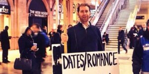 «Ζητείται καυτή μελαχρινή» -Απελπισμένος βγήκε στο δρόμο με πλακάτ για να βρει σ