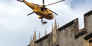 Μια διάσωση βγαλμένη από ταινία: Ελικόπτερο ανέσυρε γυναίκα μέσα από τους πύργου