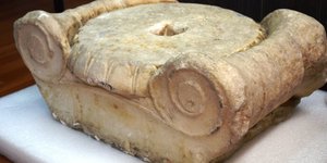 Αυτό το ιωνικό κιονόκρανο είχε στο σπίτι του ο 51χρονος/ Φωτογραφία: ΕΛ.ΑΣ.