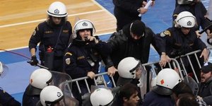 Άγριο ξύλο σε αγώνα μπάσκετ-Βγήκαν μαχαίρια-Δύο οπαδοί στο νοσοκομείο
