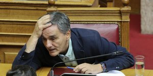 Προβληματισμός στο Υπουργείο Οικονομικών για τις ενστάσεις Κομισιόν στο σχέδιο για τα κόκκινα δάνεια- φωτογραφία intimenews