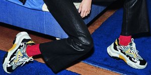 Μοντέλο ποζάρει στoν φακό/Φωτογραφία: Ash