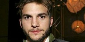 O Άστον Κούτσερ πήγε και στα μπουζούκια [εικόνες] 