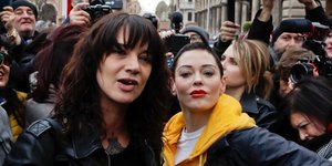 Άζια Αρτζέντο και Ρόουζ ΜακΓκόαν. Φωτογραφία: AP