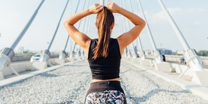 Ασκηση για χέρια και γλουτούς /Shutterstock