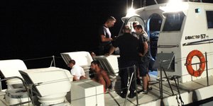 Το σκάφος του λιμενικού που μετέφερε τους συληφθέντες-Φωτογραφία: Eurokinissi/Χρήστος Μπόνης