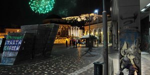 Θλίψη: Την ώρα που η Ακρόπολη υποδεχόταν το 2014 οι άστεγοι της Αθήνας προσπαθού