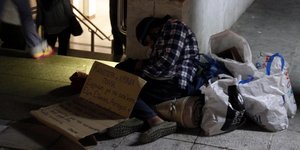 Διώχνουν τους άστεγους από τους σταθμούς του Μετρό -Ο Δήμος Αθηναίων αναζητά χώρ