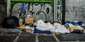 Αστεγοι στο κέντρο της Αθήνας προσπαθούν να προφυλαχθούν από τον χιονιά /Φωτογραφία: EUROKINISSI/TATIANA ΜΠΟΛΑΡΗ