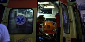 Νεαρός στο Αγρίνιο έκοψε τις φλέβες του στην μέση του δρόμου [εικόνα]