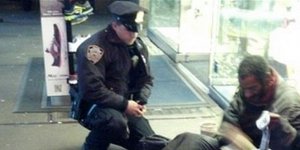 Ξυπόλυτος και πάλι ο άστεγος της Νέας Υόρκης που πήρε δώρο τις μπότες από τον Ασ