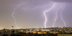 Αστραπές στο νυχτερινό ουρανό πάνω από τη Θεσσαλονίκη-Φωτογραφία: Eurokinissi