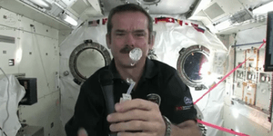 Πως μπορείτε να πλύνετε τα χέρια σας στο διάστημα [βίντεο]