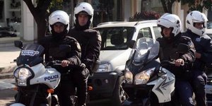 Μέρα μεσημέρι εισέβαλαν με καλάσνικοφ σε χρυσοχοείο