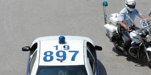Στη Μάνδρα εντοπίστηκε το λευκό βαν που είχαν κλέψει οι δολοφόνοι της 25χρονης