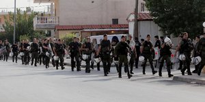Η ΕΛ.ΑΣ έχει περικυκλώσει το Ζεφύρι και το Άνω Λιόσια - Αναζητούν όπλα και ναρκω