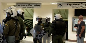 Αστυνομικοί μπαίνουν σε Μετρό και Ηλεκτρικού για να αναλάβουν τη φύλαξη των σταθμών / Φωτογραφία: EUROKINISSI