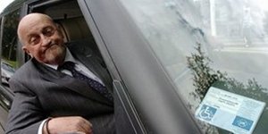 Αστυνομικοί τού διέλυσαν το αυτοκίνητο επειδή δεν φορούσε ζώνη