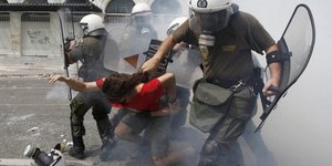 Ενας στους δύο Ελληνες φοβάται την Αστυνομία: «Αν με συλλάβουν