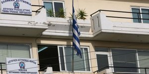 Στόχος ήταν το μπαλκόνι μίας γυναίκας και όχι το αστυνομικό τμήμα