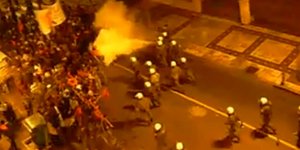 Αστυνομικοί επιτίθενται πρώτοι σε διαδηλωτές