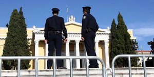 Πότε και πώς θα πληρώσει η κυβέρνηση τους ενστόλους -Τα δύο αγκάθια