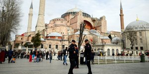 άνδρες της τουρκικής αστυνομίας στην Κωνσταντινούπολη/Φωτογραφία: AP