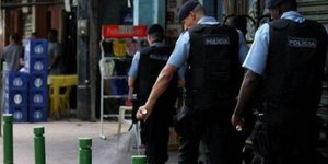 Απίστευτη βαρβαρότητα - Αστυνομικός ψεκάζει σκύλο με δακρυγόνο [εικόνα]