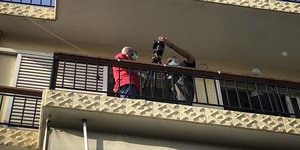 Αστυνομικοί κάνουν ερεύνα στο σπίτι στη Νίκαια / Φωτογραφία: EUROKINISSI/ΣΤΕΛΙΟΣ ΜΙΣΙΝΑΣ