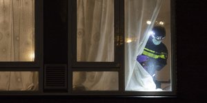 Αστυνομικός κάνει έρευνα στο διαμέρισμα που συνελήφθη ο Τανίς/ Φωτογραφία: AP- Peter Dejong