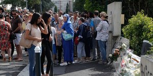 Γαλλία λουλούδια στο σημείο που δολοφονήθηκε ο 22χρονος/ Φωτογραφία AP images/ Michel Euler 