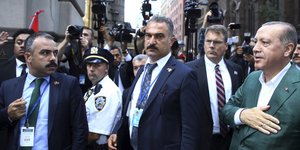 Φωτογραφία: Η Ουάσινγκτον διακόπτει τις πωλήσεις όπλων στους σωματοφύλακες του Ερντογάν/Associated Press