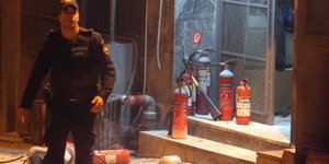 Χάος στα Εξάρχεια: Καταδρομική επίθεση κουκουλοφόρων με μολότοφ στο ΑΤ -84 προσα
