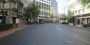 Ημερα «μαγιού» με άδειους δρόμους και κλειστά μαγαζιά