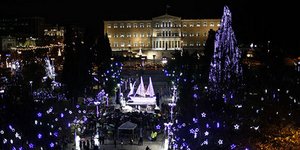 Εφτασε το Χριστουγεννιάτικο καράβι στην Αθήνα – Η φωταγώγηση του Συντάγματος [ει