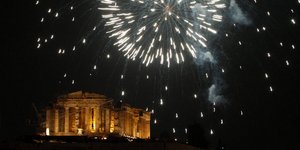 Με λαμπρότητα και πυροτεχνήματα υποδέχθηκαν Αθήνα και Θεσσαλονίκη το 2014 [εικόν