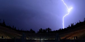 Kεραυνός το βράδυ του Σαββάτου πάνω από το Παναθηναϊκό Στάδιο/Φωτό: intimenews