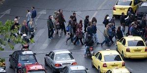 Πολίτες διασχίζουν δρόμο στο κέντρο της Αθήνας / Φωτογραφία: Intimenews/ΧΑΛΚΙΟΠΟΥΛΟΣ ΝΙΚΟΣ