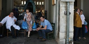 Στην κεντρική ψαραγορά της Αθήνας. AP Photo/Petros Giannakouris