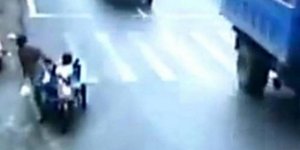 Τετράχρονη μοτοσικλετιστής γλιτώνει από θαύμα το θάνατο [βίντεο]